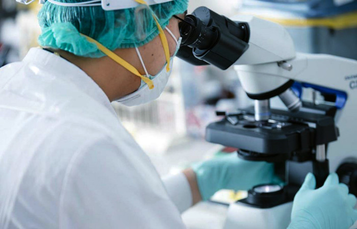 Tenaga medis Prodia saat mengambil sampel di Laboratorium Pusat Prodia, Jakarta, Kamis (29/7/2021).