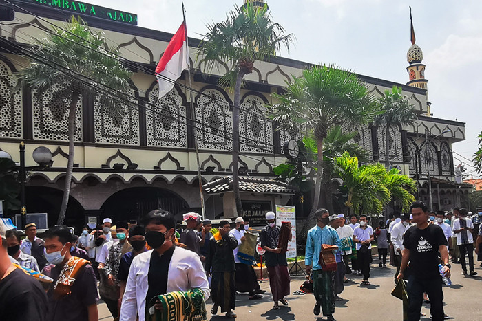 Jamaah saat menjalankan shalat jumat dengan protokol kesehatan di luar lingkungan masjid dikarenakan pembatasan kapasitas di Jakarta Barat, Jumat (30/7/2021).