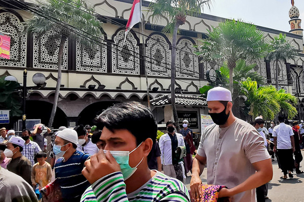 Jamaah saat menjalankan shalat jumat dengan protokol kesehatan di luar lingkungan masjid dikarenakan pembatasan kapasitas di Jakarta Barat, Jumat (30/7/2021).