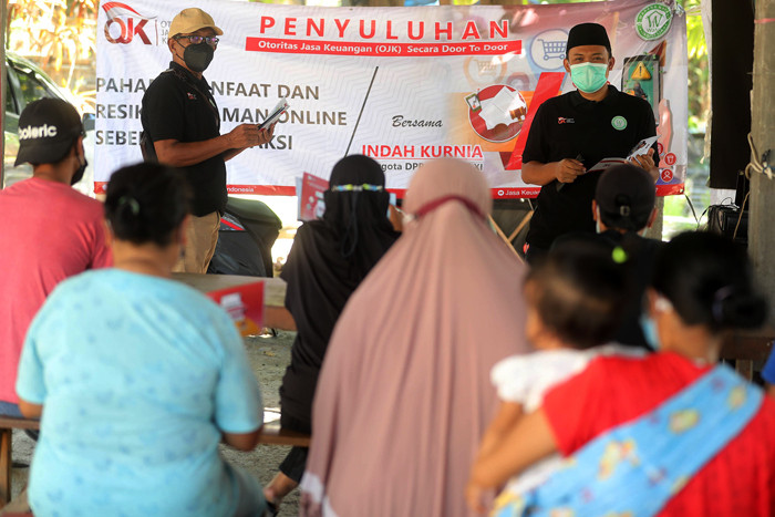 Sosialisasi mengenai pinjaman online di Dusun Sumberan, Kelurahan Balas Klumprik, Wiyung Surabaya, Jawa Timur, Jumat (30/7/2021).