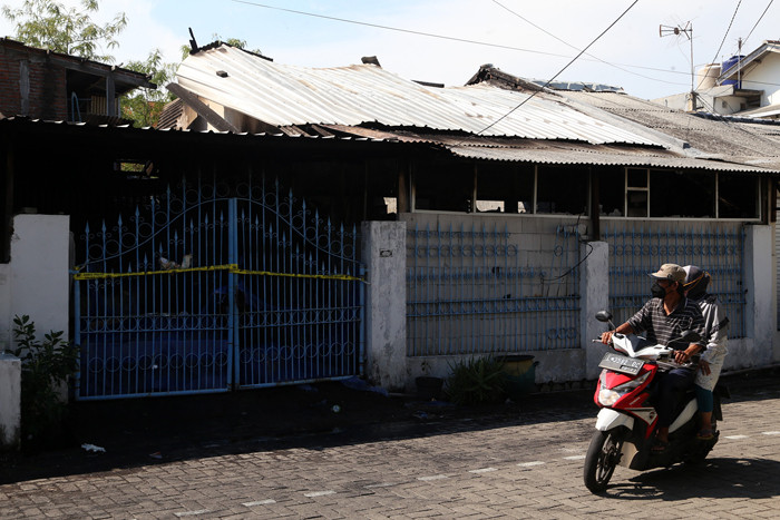 Petugas K3 ITS Surabaya memeriksa kondisi salah satu rumah usai terbakar di Jalan Teknik Komputer, Perumahan Dosen ITS Surabaya, Jawa Timur, Jumat (30/7/2021).
