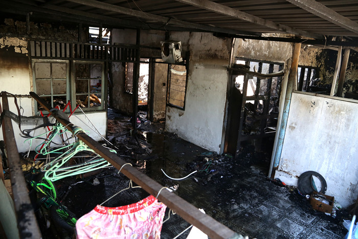Petugas K3 ITS Surabaya memeriksa kondisi salah satu rumah usai terbakar di Jalan Teknik Komputer, Perumahan Dosen ITS Surabaya, Jawa Timur, Jumat (30/7/2021).
