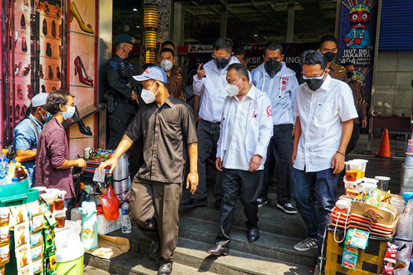 Wakil Ketua DPR Sufmi Dasco Ahmad saat meninjau vaksinasi Covid-19 di Pasar Tanah Abang, Jakarta Pusat, Jumat (30/7/2021).