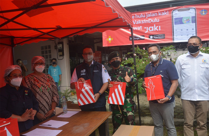 Bank DKI mendukung program Mobil Vaksin Keliling dengan menyediakan 2 unit mobil vaksin keliling, tenaga Kesehatan berikut dengan sejumlah peralatan kesehatan.