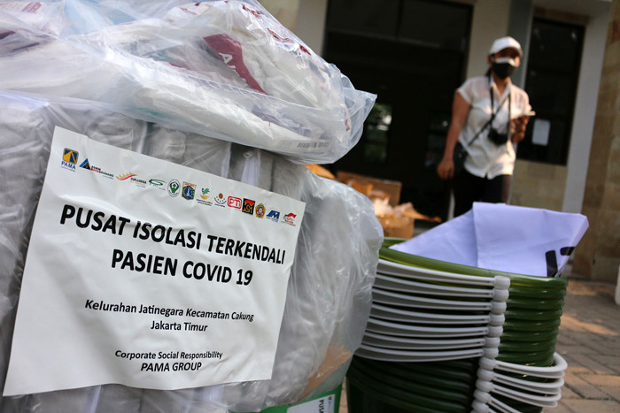 Petugas merapikan alat kesehatan dari PT Pamapersada Nusantara di Gedung Pemuda Kampung Lio, Jatinegara, Jumat (30/7/2021).
