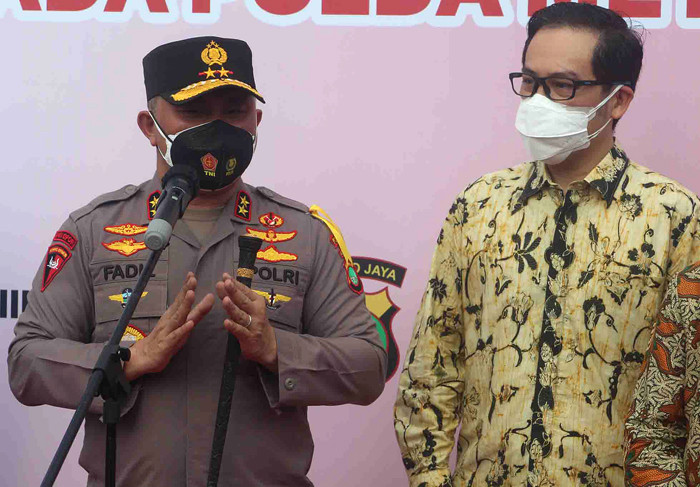 Chief Network Officer Siloam Hospitals Group Hendy Widjaja menyerahkan donasi kepada Kapolda Metro Jaya Irjen Fadil Imran di Jakarta, Jumat (30/7/2021).