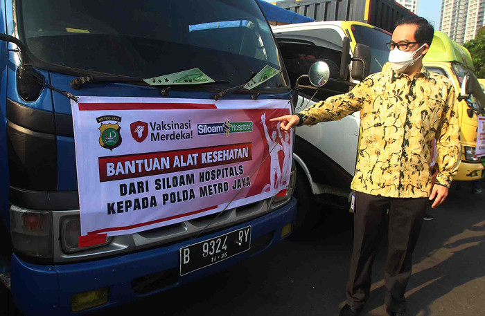 Chief Network Officer Siloam Hospitals Group Hendy Widjaja menyerahkan donasi kepada Kapolda Metro Jaya Irjen Fadil Imran di Jakarta, Jumat (30/7/2021).
