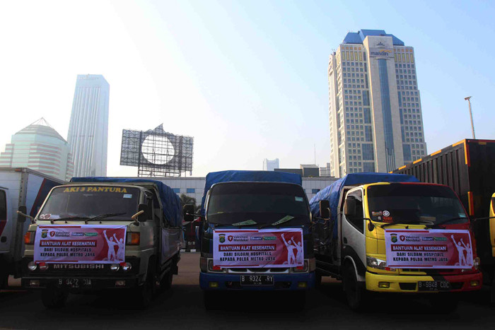 Chief Network Officer Siloam Hospitals Group Hendy Widjaja menyerahkan donasi kepada Kapolda Metro Jaya Irjen Fadil Imran di Jakarta, Jumat (30/7/2021).