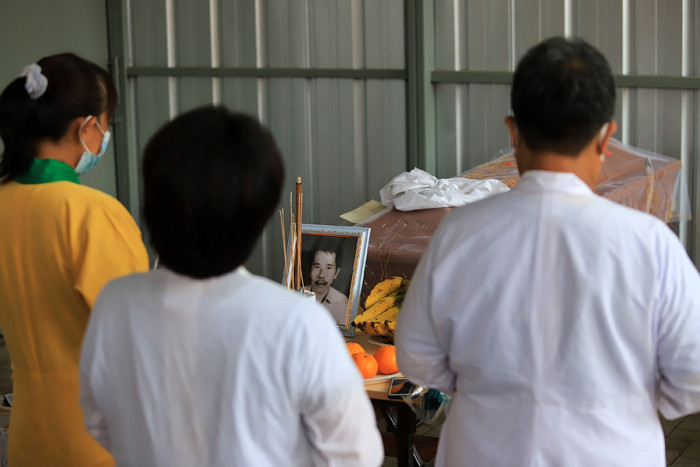 Petugas krematorium bersama keluarga duka mengangkat peti jenazah Covid-19 untuk dikremasi di TPU Tegal Alur, Jakarta, Sabtu (31/7/2021).