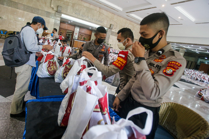 Kapolri Jendral Listyo Sigit Prabowo memberikan keterangan kepada wartawan saat meninjau vaksinasi Covid-19 di JCC Senayan, Jakarta Pusat, Sabtu (31/7/2021).