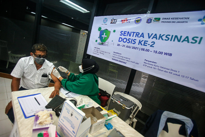 Warga mengikuti vaksinasi Covid-19 dosis kedua di Gedung High End, MNC Center, Kebon Sirih, Jakarta Pusat, Sabtu (31/7/2021).