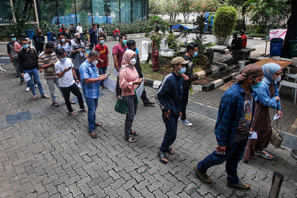 Warga mengikuti vaksinasi Covid-19 dosis kedua di Gedung High End, MNC Center, Kebon Sirih, Jakarta Pusat, Sabtu (31/7/2021).