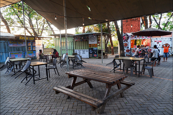 Suasana sepi pengunjung di Baruga Food Park, Makassar, Sulawesi Selatan, Minggu (1/8/2021).