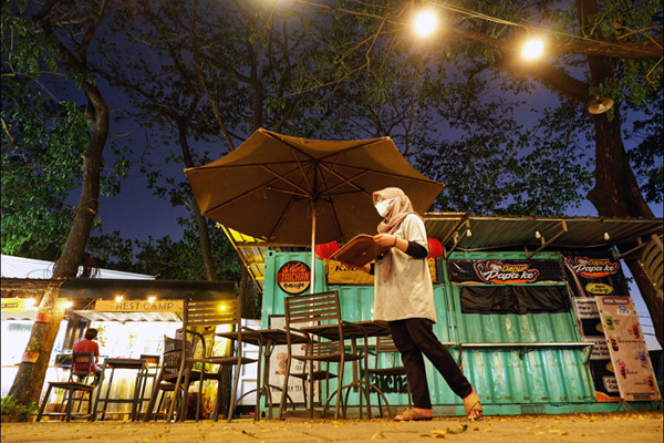 Suasana sepi pengunjung di Baruga Food Park, Makassar, Sulawesi Selatan, Minggu (1/8/2021).