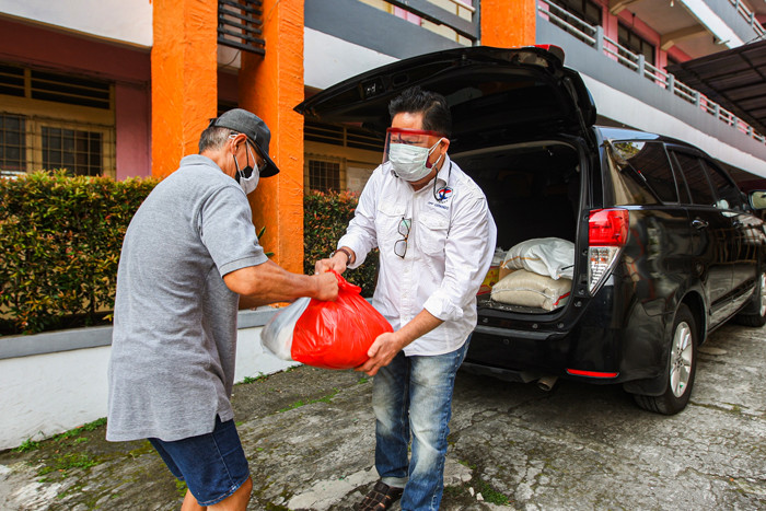 Ketua umum Gerkindo Yerry Tawalujan memberikan paket sembako untuk komunitas masyarakat Kerukunan Keluarga Langoan di Tanjung Priok, Minggu (1/8/2021).