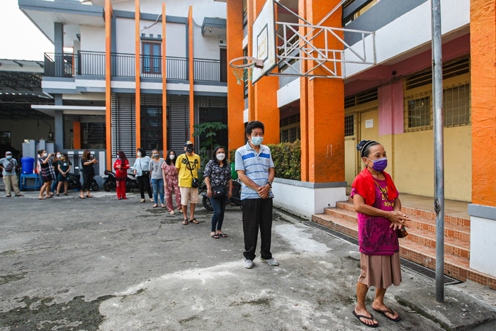 Ketua umum Gerkindo Yerry Tawalujan memberikan paket sembako untuk komunitas masyarakat Kerukunan Keluarga Langoan di Tanjung Priok, Minggu (1/8/2021).