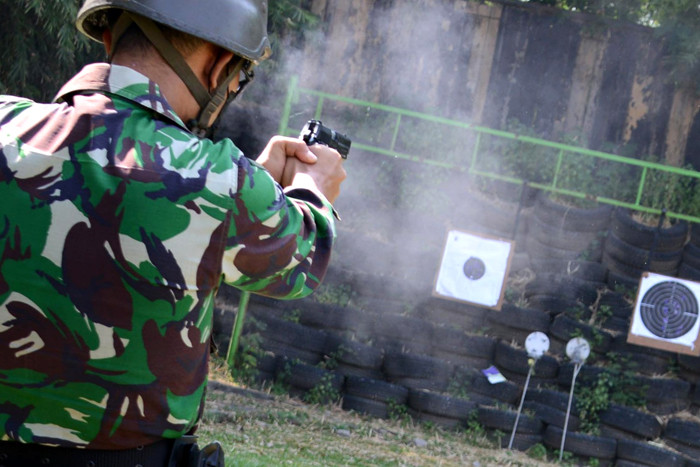 Prajurit Kompi Markas Brigif 2 Marinir Pasmar 2 melaksanakan latihan menembak di Lapangan Tembak Brigif 2 Marinir Gedangan, Jawa Timur, Senin (2/8/2021).