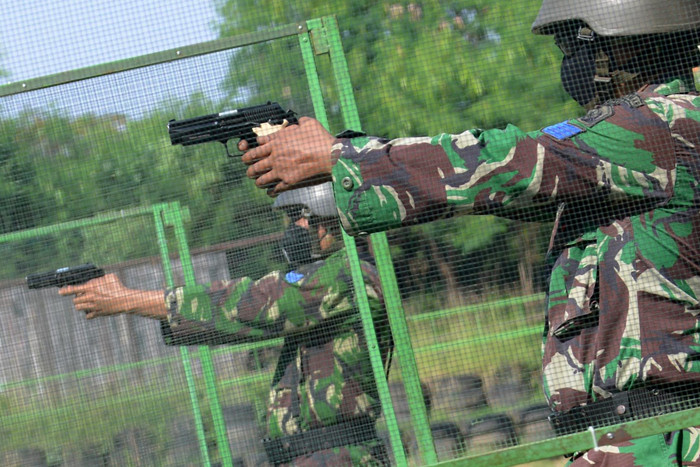 Prajurit Kompi Markas Brigif 2 Marinir Pasmar 2 melaksanakan latihan menembak di Lapangan Tembak Brigif 2 Marinir Gedangan, Jawa Timur, Senin (2/8/2021).