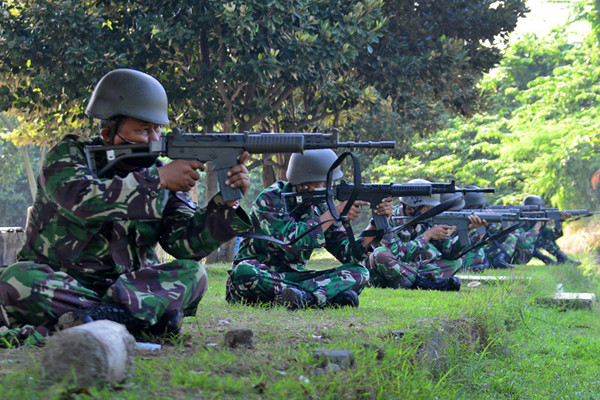 Prajurit Kompi Markas Brigif 2 Marinir Pasmar 2 melaksanakan latihan menembak di Lapangan Tembak Brigif 2 Marinir Gedangan, Jawa Timur, Senin (2/8/2021).