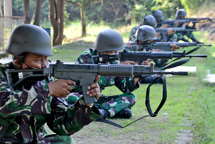 Prajurit Kompi Markas Brigif 2 Marinir Pasmar 2 melaksanakan latihan menembak di Lapangan Tembak Brigif 2 Marinir Gedangan, Jawa Timur, Senin (2/8/2021).