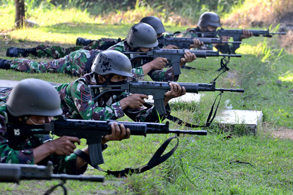 Prajurit Kompi Markas Brigif 2 Marinir Pasmar 2 melaksanakan latihan menembak di Lapangan Tembak Brigif 2 Marinir Gedangan, Jawa Timur, Senin (2/8/2021).