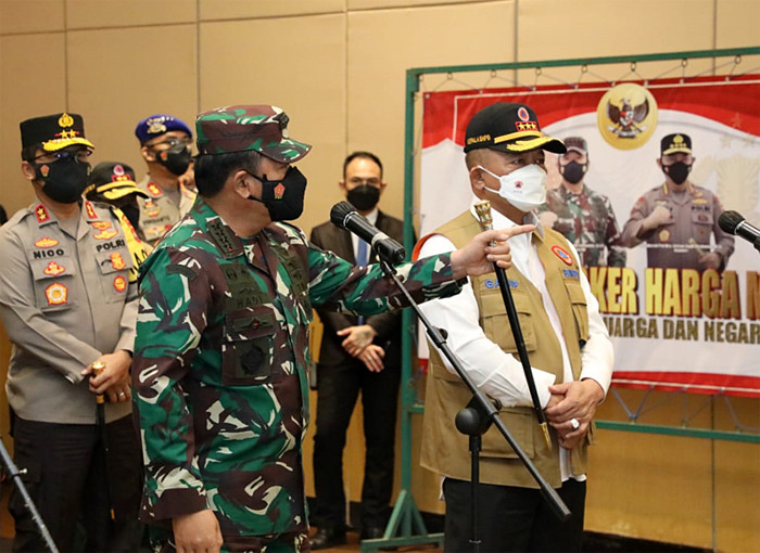 Panglima TNI Marsekal TNI Hadi Tjahjanto memberikan bantuan Laptop kepada Tenaga Tracer Covid-19 di Jawa Timur, Minggu (1/8/2021).
