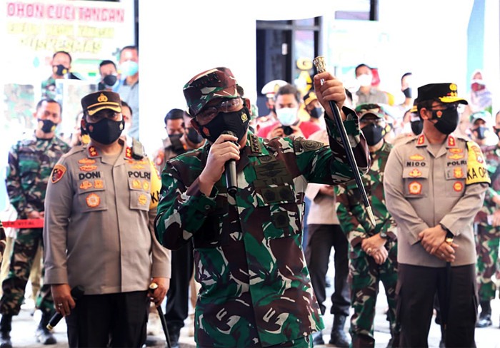 Panglima TNI Marsekal TNI Hadi Tjahjanto memberikan bantuan Laptop kepada Tenaga Tracer Covid-19 di Jawa Timur, Minggu (1/8/2021).