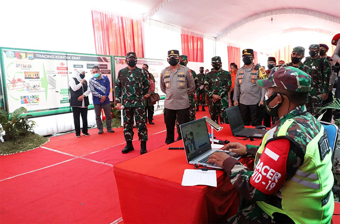 Panglima TNI Marsekal TNI Hadi Tjahjanto memberikan bantuan Laptop kepada Tenaga Tracer Covid-19 di Jawa Timur, Minggu (1/8/2021).