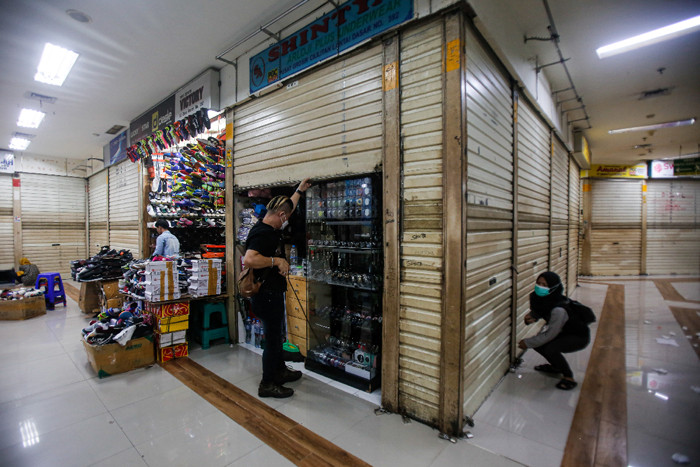 Penjual merapihkan dagangan di Pusat Grosis Cililitan (PGC), Jakarta Timur, Senin (2/8/2021).