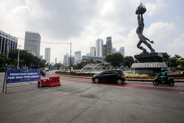 Pengendara sepeda motor menerobos penyekatan di Jalan Jendral Sudirman, Senayan, Jakarta Pusat, Senin (2/8/2021).