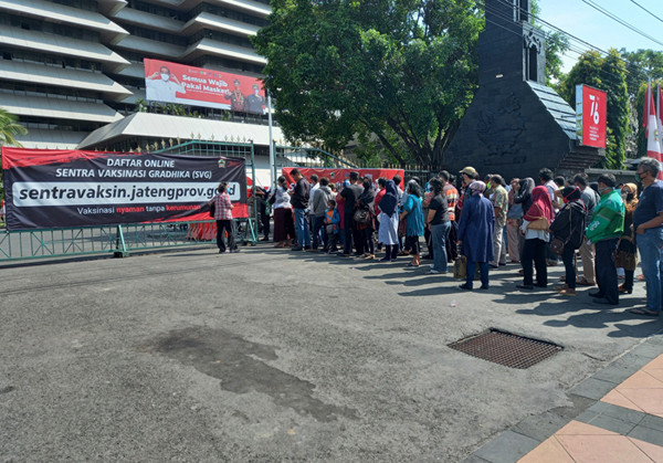 Ratusan warga mengantre untuk mendapatkan vaksin di Sentra Vaksinasi Gradhika di depan pintu gerbang Kantor Gubernur Jateng, Semarang, Senin (2/8/2021).