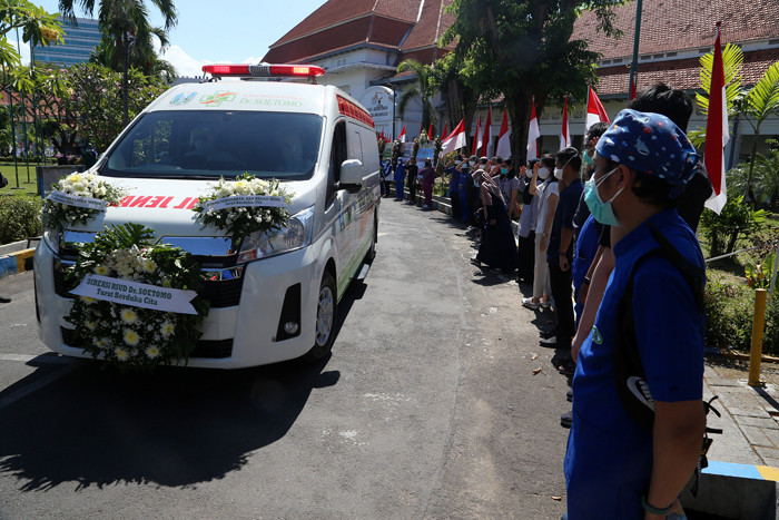 Momen haru mewarnai pelepasan jenazah Prof. Dr. Hendrian Dwikoloso Soebagjo di Surabaya, Jawa Timur, Selasa (3/8/2021).