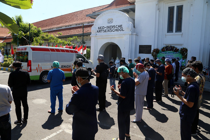 Momen haru mewarnai pelepasan jenazah Prof. Dr. Hendrian Dwikoloso Soebagjo di Surabaya, Jawa Timur, Selasa (3/8/2021).