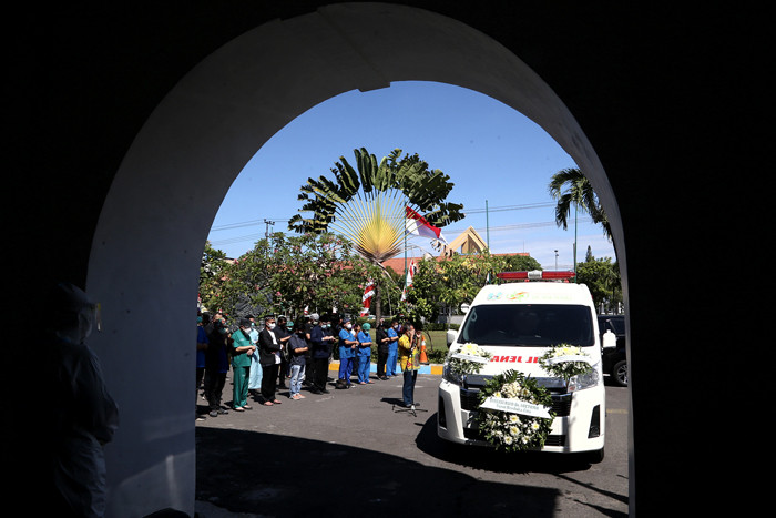 Momen haru mewarnai pelepasan jenazah Prof. Dr. Hendrian Dwikoloso Soebagjo di Surabaya, Jawa Timur, Selasa (3/8/2021).