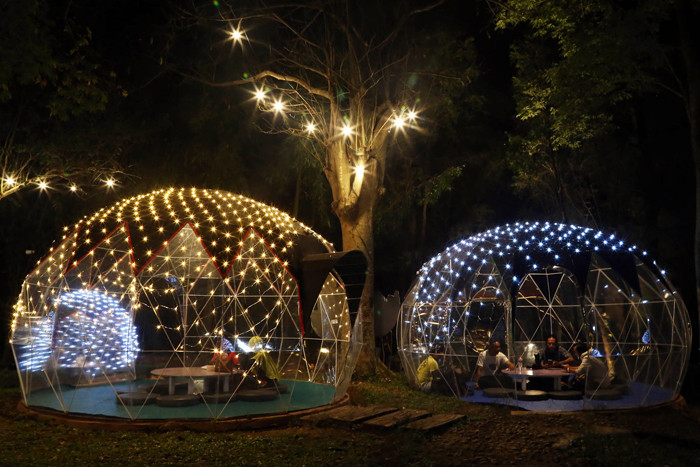 Suasana kelap-kelip lampu cantik menghiasi deretan Jungle Camp, di Trawas Mojokerto, Jawa Timur, Senin (2/8/2021) malam.