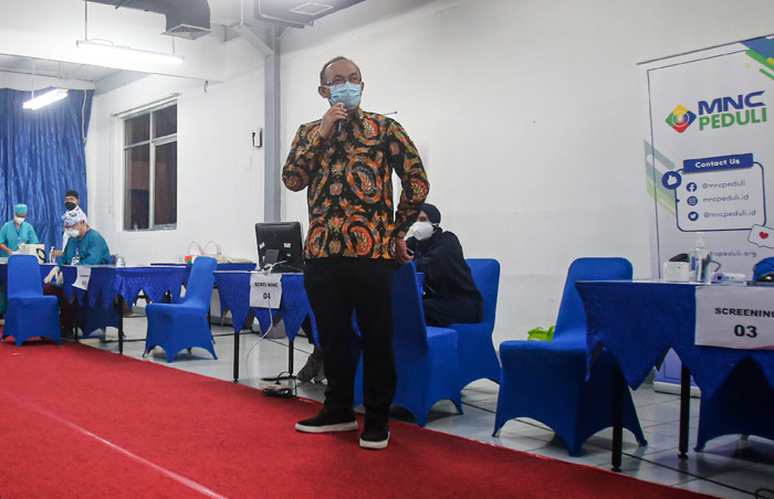 Direktur Utama MNC SKY Vision Hari Susanto memberikan sambutan saat membuka sentra vaksinasi Covid-19 dosis kedua di MNC Vision Tower, Selasa (3/8/2021).