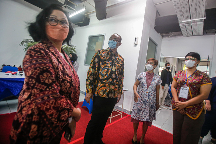 Direktur Utama MNC SKY Vision Hari Susanto memberikan sambutan saat membuka sentra vaksinasi Covid-19 dosis kedua di MNC Vision Tower, Selasa (3/8/2021).