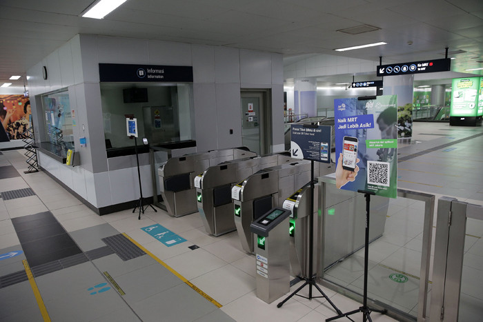 Suasana yang tampak sepi di Stasiun MRT Bundaran HI, Jakarta, Selasa (3/8/2021).