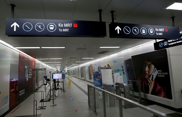 Suasana yang tampak sepi di Stasiun MRT Bundaran HI, Jakarta, Selasa (3/8/2021).