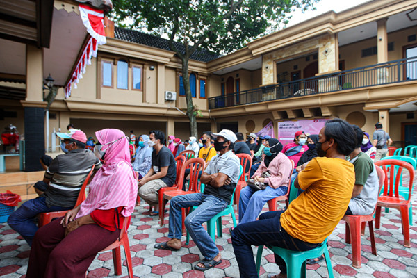 Vaksinator memberikan suntikan dosis vaksin Covid-19 tahap pertama jenis sinovac untuk warga RW 05 di Kelurahan Cilangkap, Jakarta Timur, Selasa (3/8/2021).