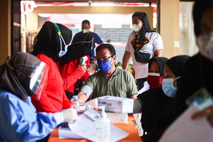Vaksinator memberikan suntikan dosis vaksin Covid-19 tahap pertama jenis sinovac untuk warga RW 05 di Kelurahan Cilangkap, Jakarta Timur, Selasa (3/8/2021).