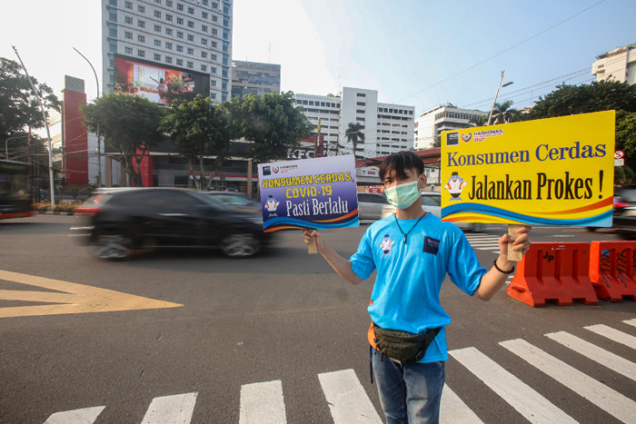 Maskot Hari Konsumen Nasional (HARKONAS) Si Enda melakukan aksi kampanye kepada pengendara yang melintas di kawasan Tugu Tani, Jakarta Pusat, Selasa (3/8/2021).