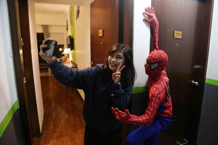 Tokoh Superhero Spider Man berpose disalah satu kamar Hotel Grand Whiz Hotel Trawas Mojokerto, Jawa Timur, Senin (2/8/2021) malam.