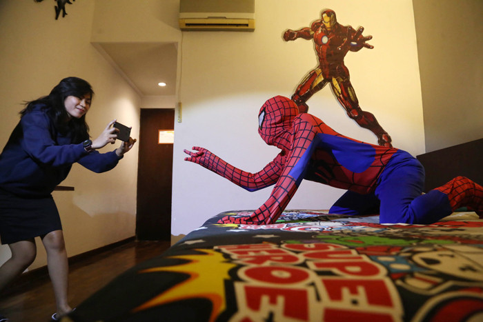 Tokoh Superhero Spider Man berpose disalah satu kamar Hotel Grand Whiz Hotel Trawas Mojokerto, Jawa Timur, Senin (2/8/2021) malam.