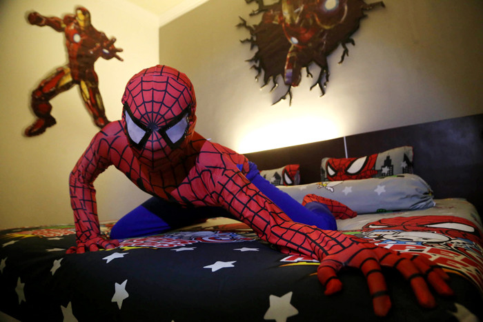 Tokoh Superhero Spider Man berpose disalah satu kamar Hotel Grand Whiz Hotel Trawas Mojokerto, Jawa Timur, Senin (2/8/2021) malam.