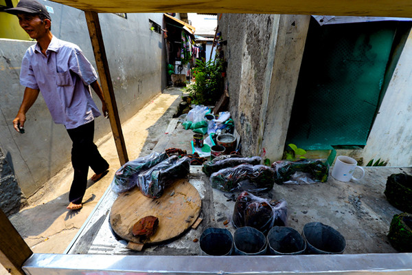 Bang lani (55) membuat miniatur hiasan untuk akuarium di rumahnya, Jalan Adam, Rawa Belong, Jakarta Barat, Selasa (3/8/2021).