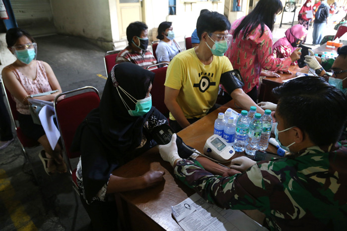Panglima Koarmada II Laksda TNI Iwan Isnurwanto menyapa peserta vaksinasi Covid-19 dosis kedua di kawasan industri PT SIER, Surabaya, Selasa (3/8/2021).