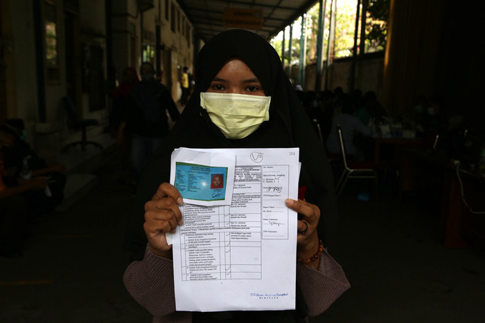 Panglima Koarmada II Laksda TNI Iwan Isnurwanto menyapa peserta vaksinasi Covid-19 dosis kedua di kawasan industri PT SIER, Surabaya, Selasa (3/8/2021).