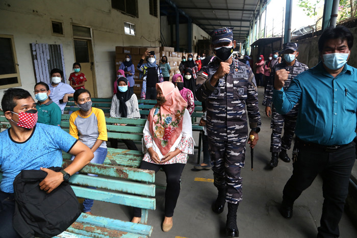 Panglima Koarmada II Laksda TNI Iwan Isnurwanto menyapa peserta vaksinasi Covid-19 dosis kedua di kawasan industri PT SIER, Surabaya, Selasa (3/8/2021).