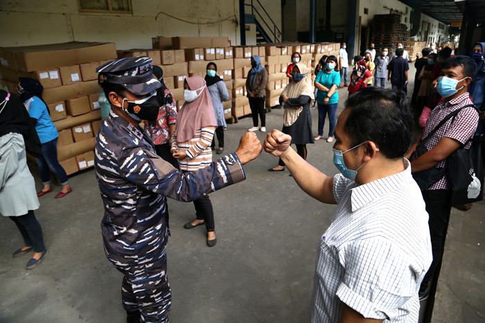 Panglima Koarmada II Laksda TNI Iwan Isnurwanto menyapa peserta vaksinasi Covid-19 dosis kedua di kawasan industri PT SIER, Surabaya, Selasa (3/8/2021).